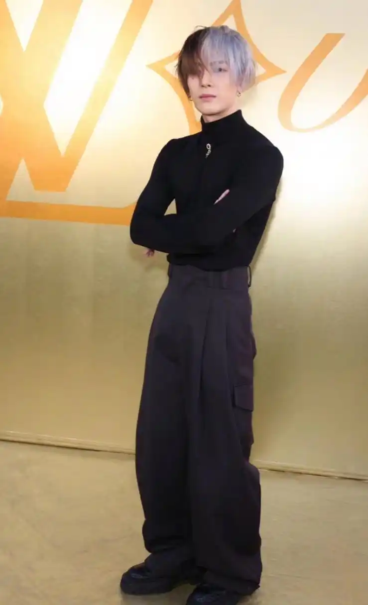 王嘉尔这个发型欣赏不来,像刚洗完头吹干