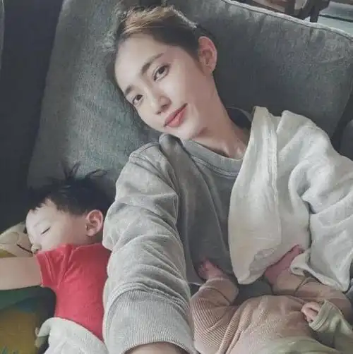 余文乐老婆晒孕期照 ,黑色内衣秀出丰满丰围,气质十足