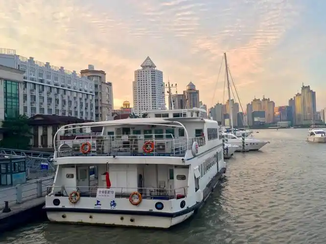 轮渡,又称「摆渡船」,曾经是上海市民过江的唯一途径,随着黄浦江上