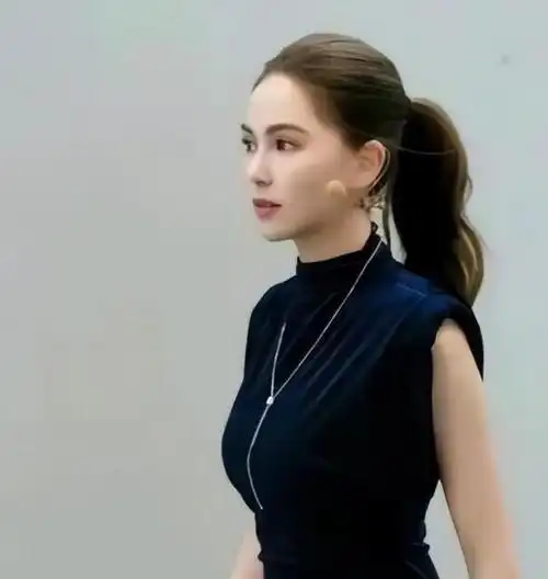 昆凌写道:生日最幸福的事就是家人永远在一起. 健康快乐最重要!