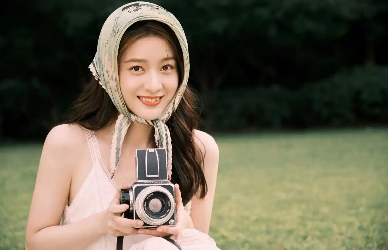 张雪迎在26岁生日发布了一组写真照片.