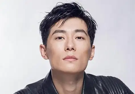 胡兵这款造型看起来男人味十足,短发造型凸显出,男生方脸适合什么发型