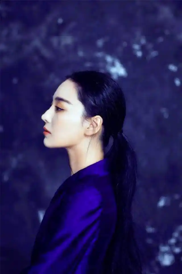 印象中的张馨予以性感著称,但现在的服装虽然保守依旧挡不住她的完美