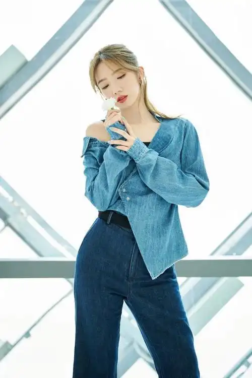 孟美岐也不"好好穿衣",衬衫故意露肩露内搭,腰臀比惊艳