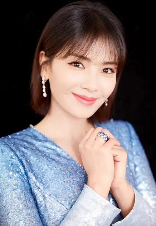 原创刘涛一款短发搭配一条白色条纹连衣裙,减龄又时尚,美得不像话