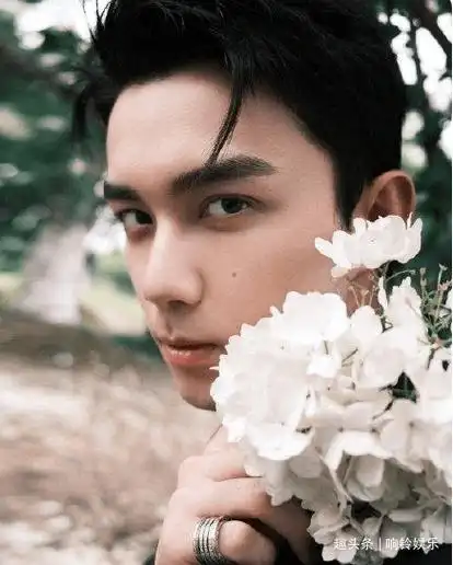 说起吴磊很多人还记得那个穿着红肚兜可可爱爱的红孩儿.