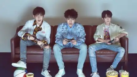 tfboys团综,千玺王源模仿台湾空姐讲话,公车上嗨唱自由飞翔