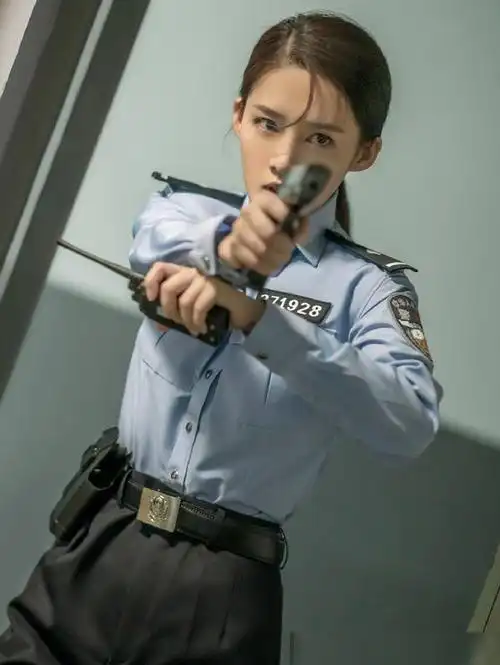 李沁不适合穿制服当她换上警服后网友赶快敬礼
