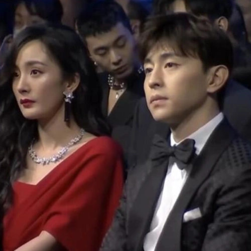 有种尴尬叫昔日情侣同台当金晨上台领奖时邓伦表情亮了