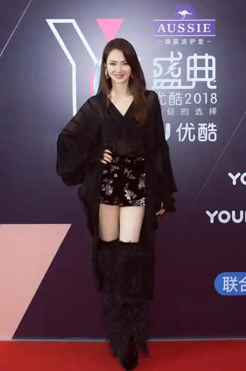 明星过膝靴怎么穿(过膝长靴是光腿穿吗)