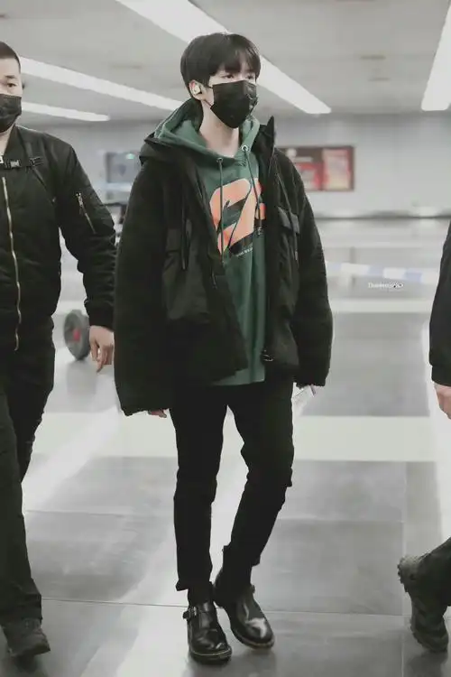 贺峻霖今日份机场出发饭拍图 绿色卫衣 黑色外套 黑皮鞋的小贺
