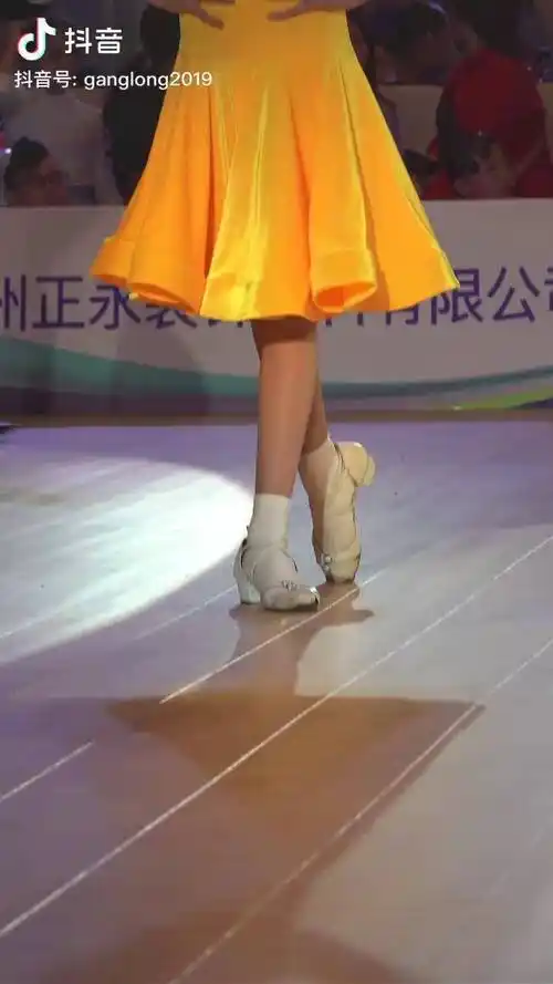 梁又菡cbdf精英赛常州站12岁女单精英组拉丁舞有气质又漂亮的姑娘站在