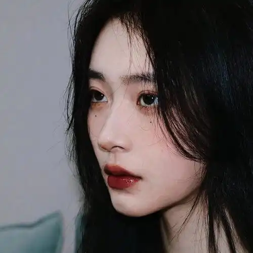 分享几个很适合当头像的ins美女