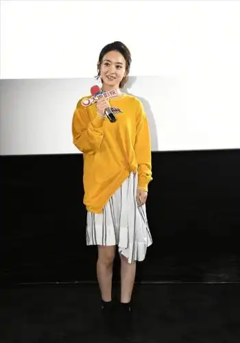 离婚后的赵丽颖穿得更清凉了,抹胸裙尽显妩媚,蓝色裙子真挺清纯