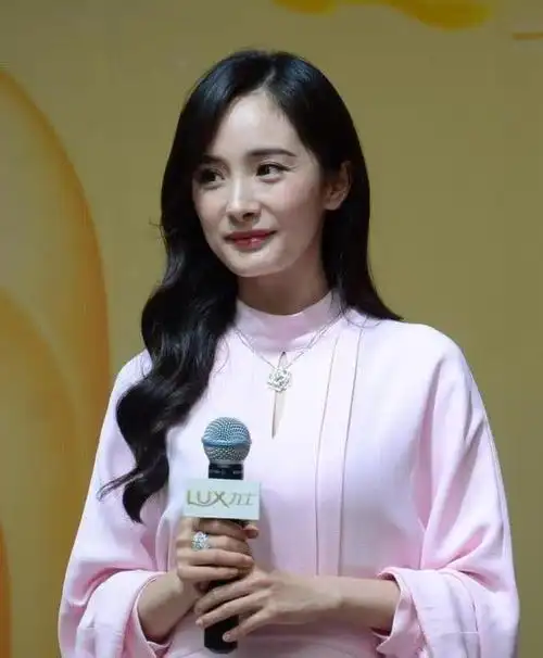 杨幂离开美颜鱼尾纹很明显,但穿上粉色连衣裙就更显老了