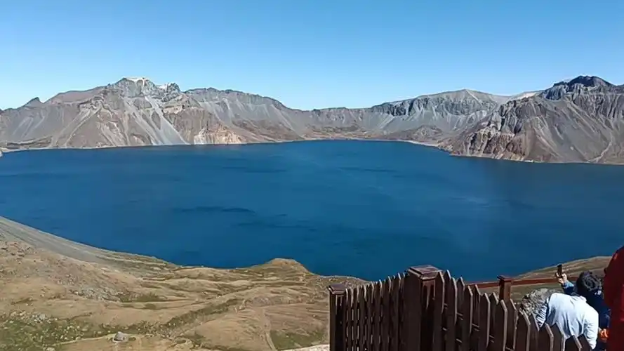 秋季的长白山西坡天池