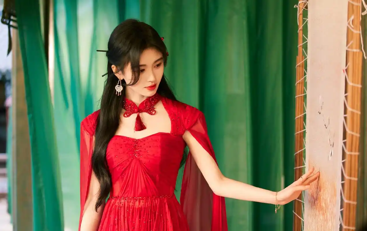被鞠婧祎的国风造型美到了!穿一身中国红斗篷长裙,优雅又惊艳