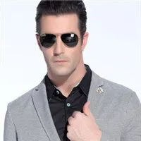 戴眼镜的大叔头像