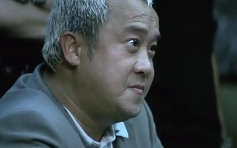 无间:曾志伟在警局吃盒饭这段,完美诠释黑老大气质,百看不厌_哔哩哔哩