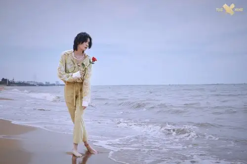 陆柯燃花朵海边大片 这氛围感真的绝了,兰兰太美了_高清图集_新浪网