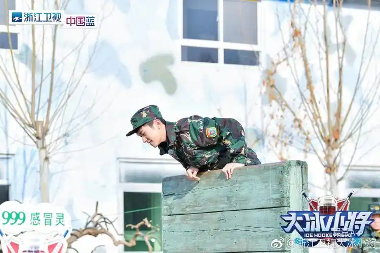 易烊千玺分享190216军装烊翻越高墙利落帅气金牌经纪人易烊千玺为训练