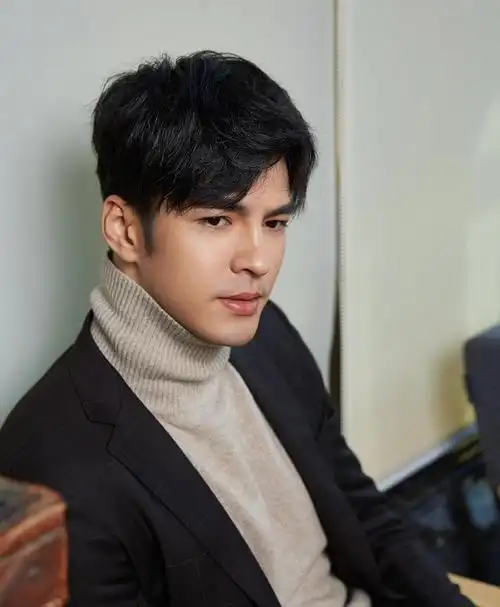 《盛势》:柴鸡蛋力荐的搞笑情感剧柴鸡蛋的新作《盛势》,由龚俊,徐峰