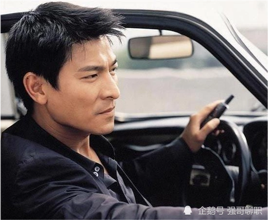 此时刘德华用一个请的手势让导演站上c位,其实以资历来说,刘德华是更