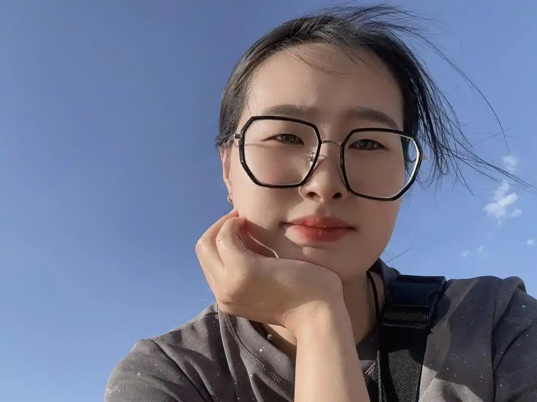 慢慢的手机相册里有了自拍照 不再素颜出门 会每天给自己搭配衣服