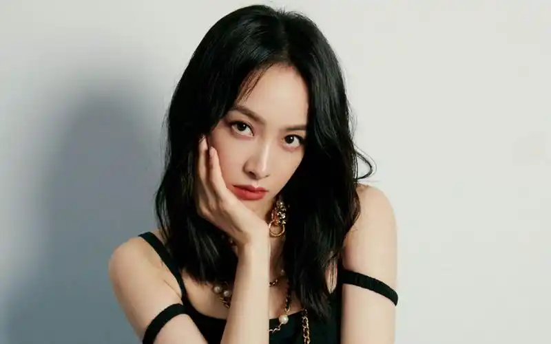 宋茜性感小黑裙写真桌面壁纸