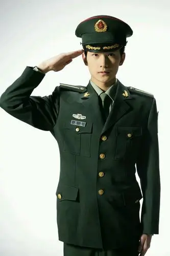 帅气军装定妆照显示 此次杨洋再穿军装,与十年前在军艺的军装照相比