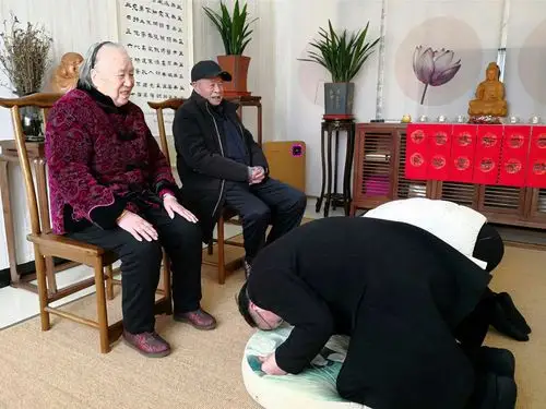 郑州一中汝州实验中学七2班2019年春节叩拜长辈活动 传承中华民族传统