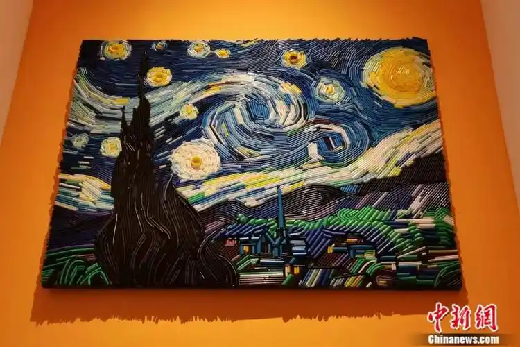 正文       黄雅莉用吸管创作的《星空》.