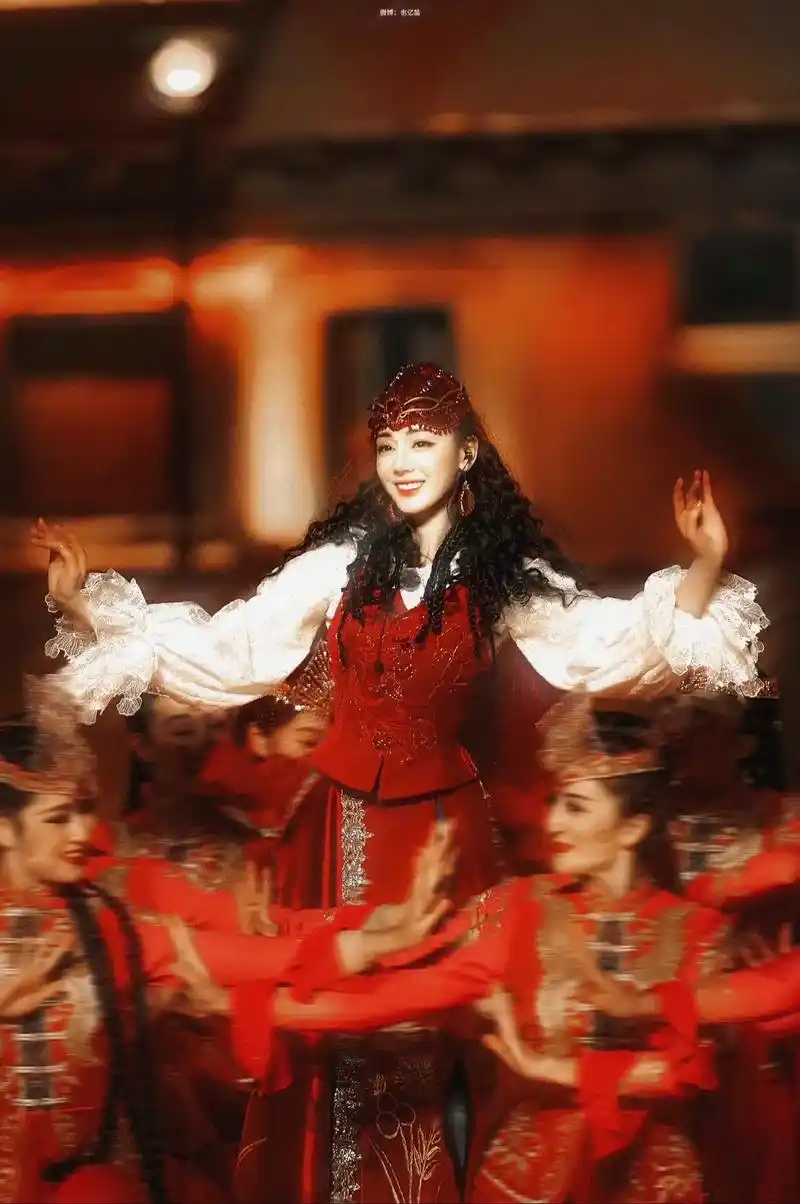 迪丽热巴春晚新疆舞裙 #迪丽热巴美到窒息 #春晚喀什分会场 - 抖音