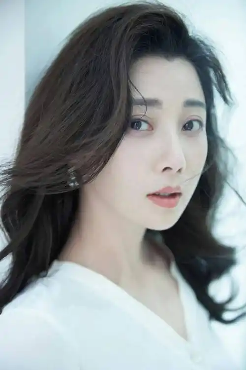 殷桃时尚写真:端庄优雅,温婉大方