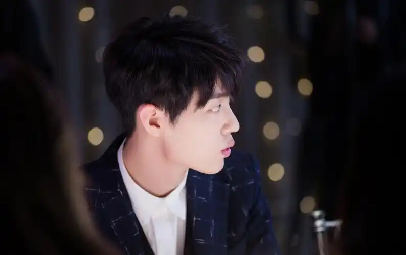 肖战最新帅气壁纸x玖少年团肖战