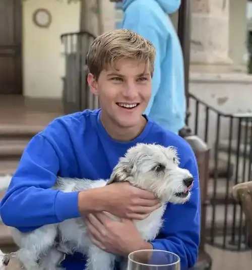 比尔盖茨25岁儿子罕露面,和妈妈共赴白宫晚宴,长相乖巧无攻击性