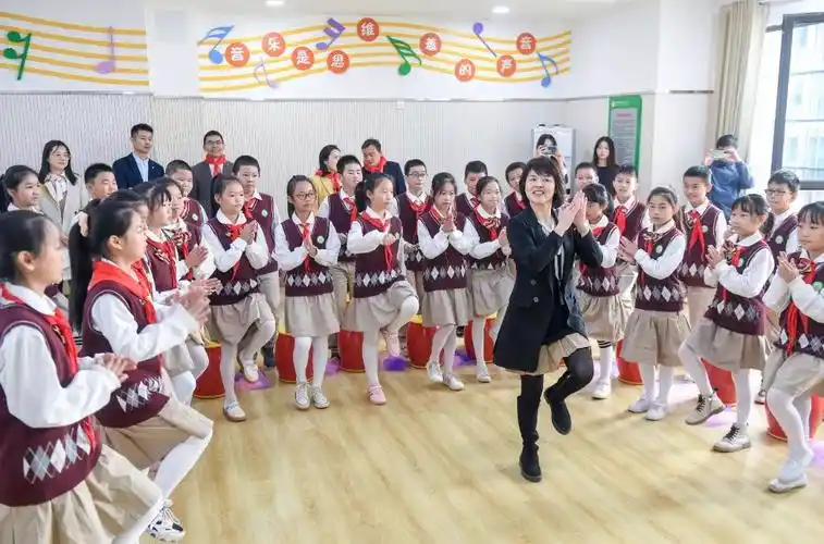 音乐课上学生争当公主酋长这个小学收到的生日礼物不一般