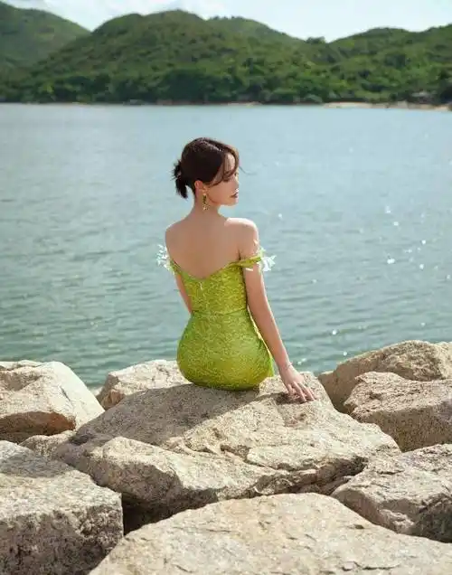 蓝盈莹身穿浅绿色露背一字肩长裙,尽显高级优雅和独特的时尚品味_大片