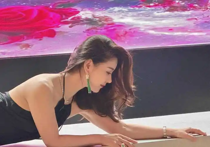 李小萌与王雷高调庆生!穿挂脖露背连衣裙好惊艳,被宠上天好幸福