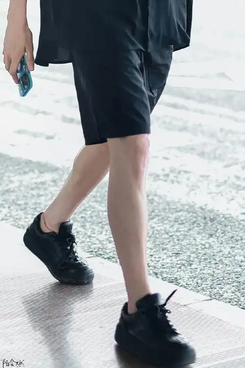 魏大勋脚上的红绳被p掉了##被魏大勋的腿硬控了