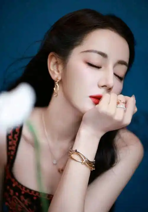 迪丽热巴的表演不仅展现出了她的个人魅力,更是让人们看到了她在演艺