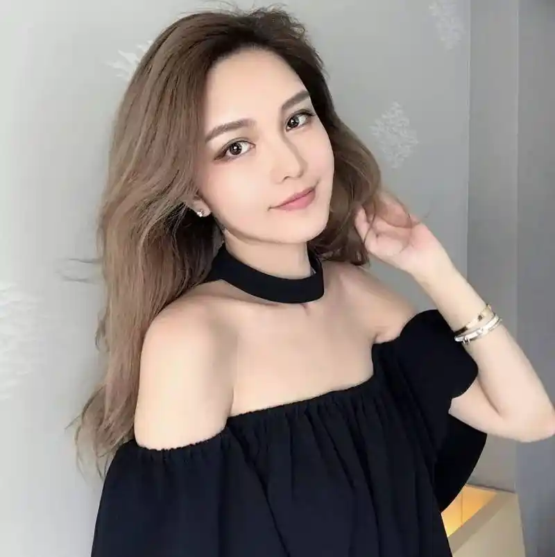 原来在小猪生日当天,周扬青在ins上晒出给罗志祥准备的生日大(壕窭