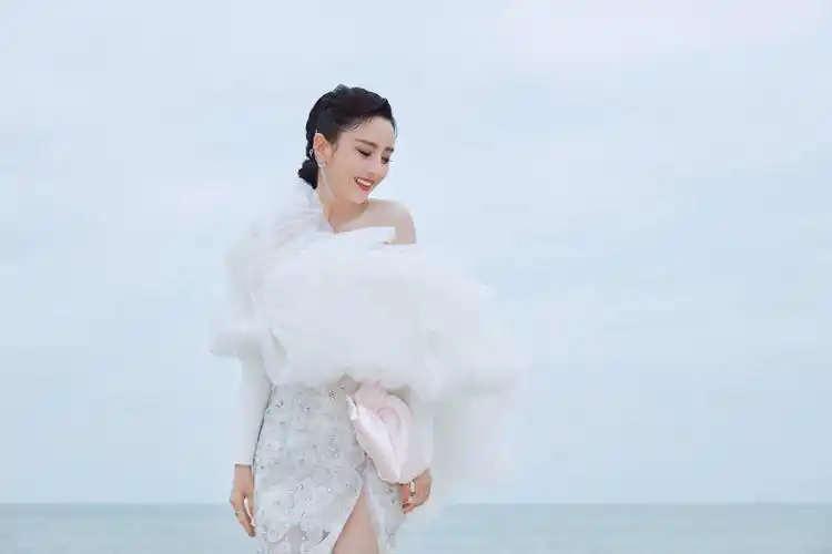 行走于海边沙滩,宛如白天鹅临风起舞,佟丽娅全新写真,一袭白裙,飘逸