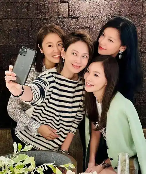 林心如和女人吃饭,46岁黄皮肤像个小老头,大公司掌门人漂亮抢镜_款式