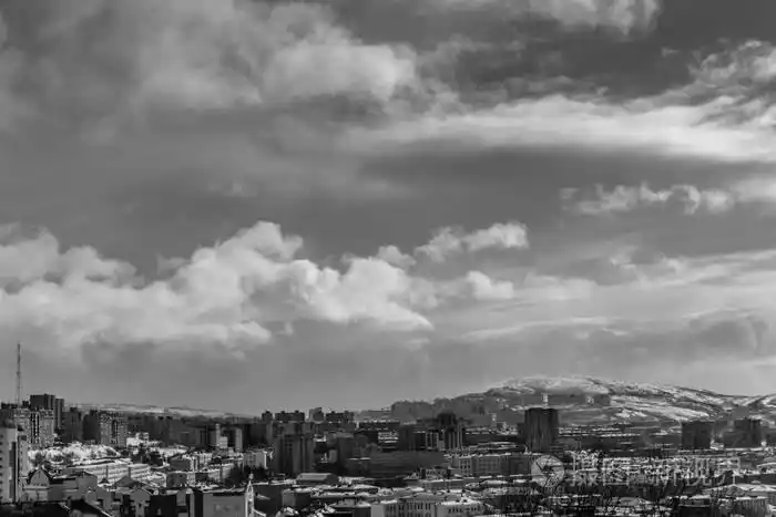 黑白城市照片在美丽的天空背景下