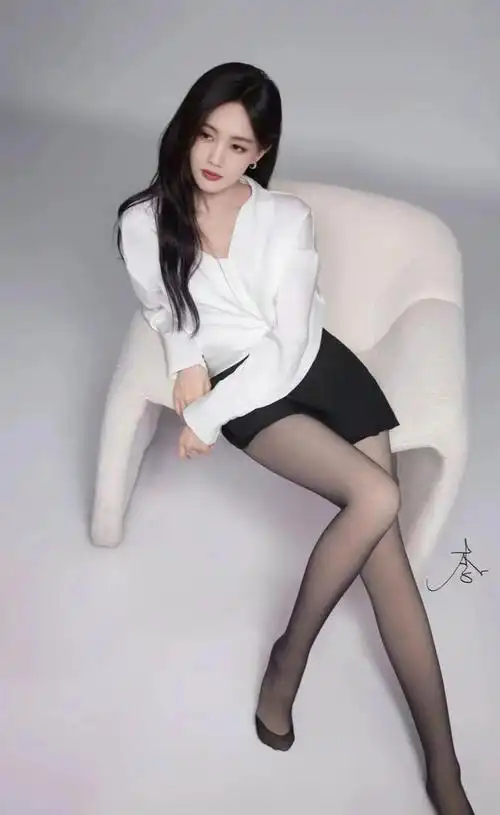 李一桐:丝袜下的完美曲线与俏皮性感