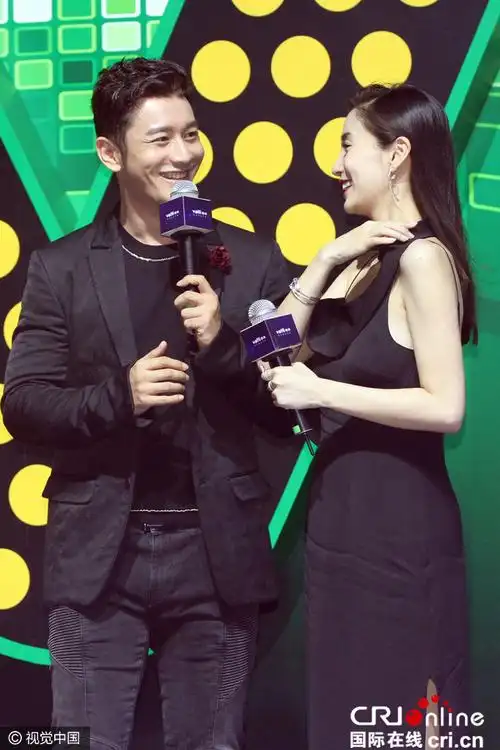 黄晓明baby夫妻合体虐狗台上暗送秋波台下手牵着手