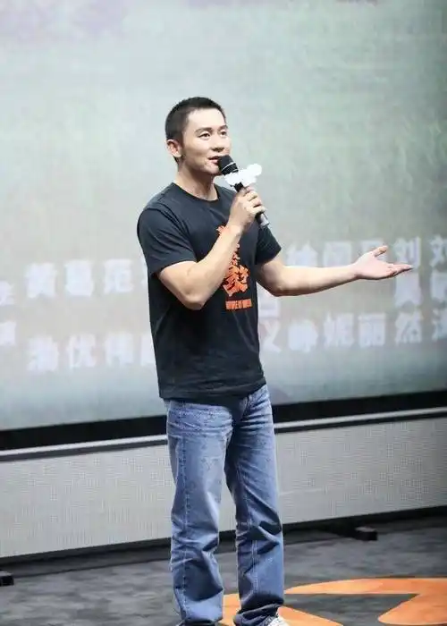 李晨现身《我的家乡》路演,寸头加修身穿搭强壮硬朗,身材确实好_电影