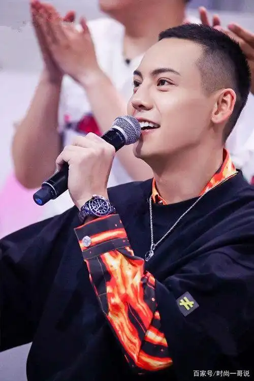 陈伟霆又将头发剪短,换成标准板寸头,整款发型清爽又帅气!