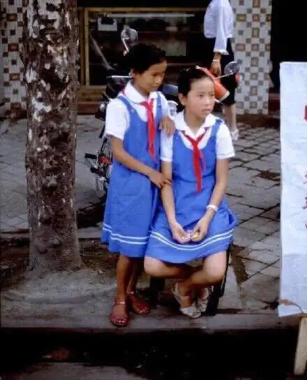 图为1985年的中国,穿着校服的小学生.